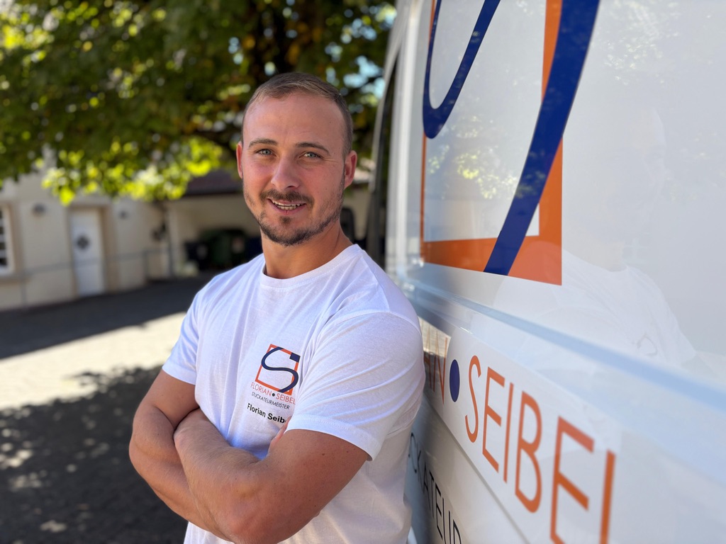 Florian Seibel, Stuckateurmeister und Inhaber, vor seinem Betriebsfahrzeug